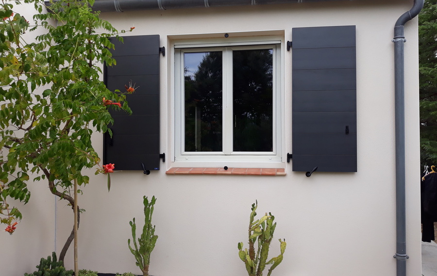 Volets battants épurés à Aubenas